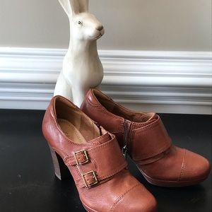 BRAND NEW Clark’s cognac booties